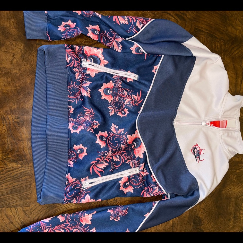 Nike pullover top